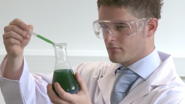 Лаборант, изучающий химические вещества — стоковое видео