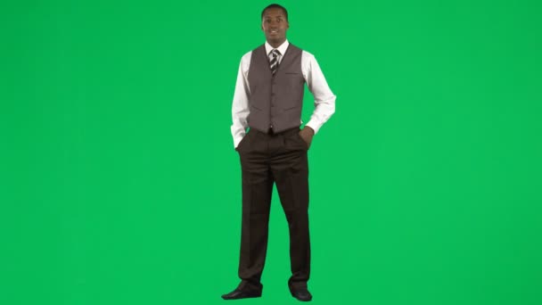 Hombre de negocios afroamericano en el teléfono móvil contra imágenes de pantalla verde — Vídeo de stock
