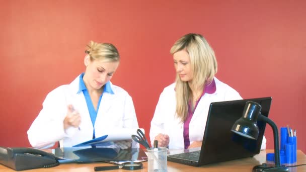 Doctora firmando documentos en la oficina — Vídeos de Stock