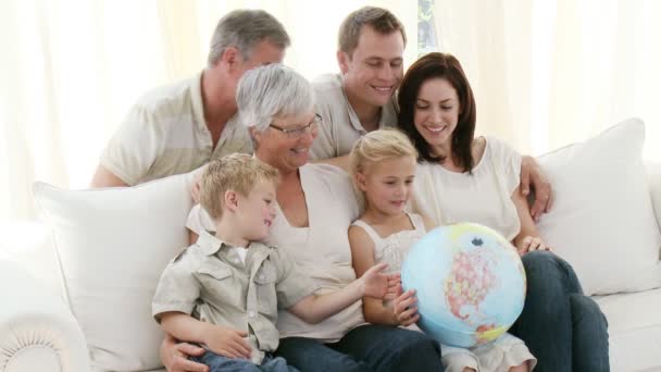 Mezigenerační rodina doma — Stock video