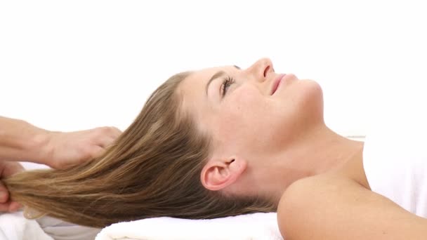 Jeune femme attrayante recevant un massage — Video