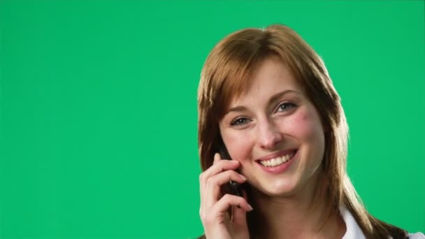 Imágenes de pantalla verde de una mujer en el teléfono — Vídeo de stock