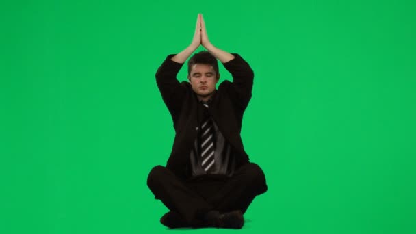 Empresario haciendo yoga. Concepto de relax en los negocios — Vídeos de Stock