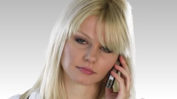 Aantrekkelijke blonde vrouw op de telefoon — Stockvideo