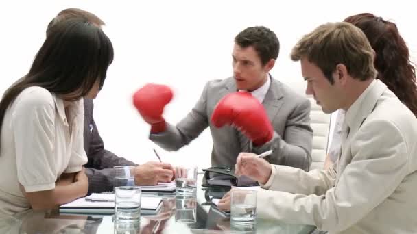 Напружений менеджер в боксерських рукавичках — стокове відео