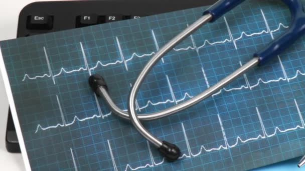 Panorama of a medical desk with folders and stethoscope on — Stock Video