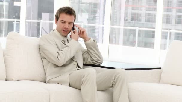 Уверенный бизнесмен разговаривает по телефону — стоковое видео