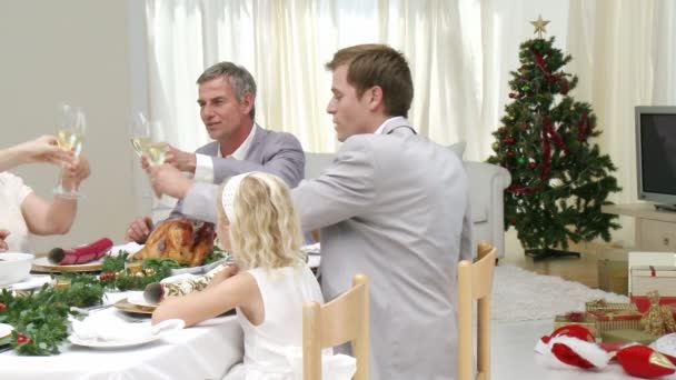 Familie genieten van Kerstmis dag samen — Stockvideo
