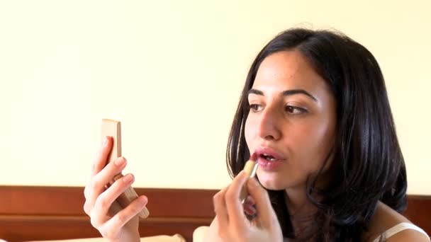 Portret van een wulpse vrouw zetten lippenstift — Stockvideo