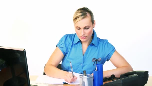 Blonde businesswoman writing reports in office — Stock Video