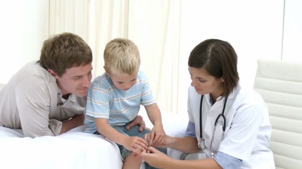 Father and Son visiting a doctor — Stock Video