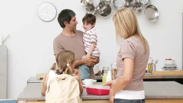 Enfants prêts à aller à l'école — Video