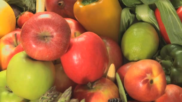 Mezcla de verduras y frutas — Vídeo de stock
