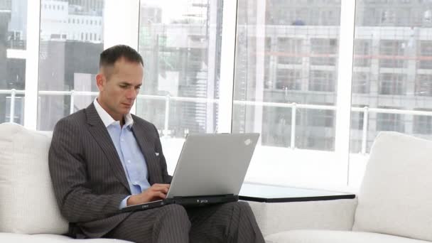 Seriöser Geschäftsmann arbeitet am Laptop — Stockvideo
