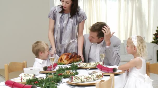 Familia feliz teniendo la cena de Navidad — Vídeo de stock