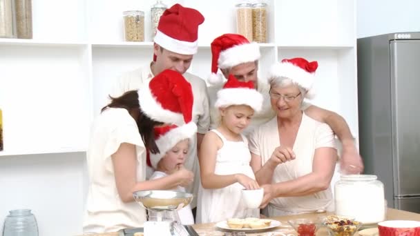 Familia haciendo su horneado de Navidad en la cocina — Vídeo de stock