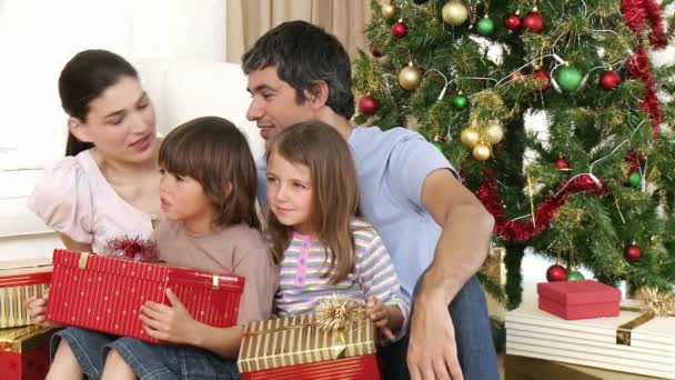 Familia celebración de regalos de Navidad en casa — Vídeos de Stock