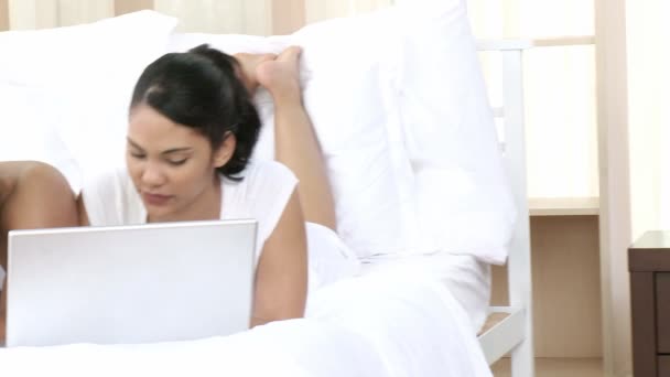 Panorama of couple in bed using a laptop — Stock Video