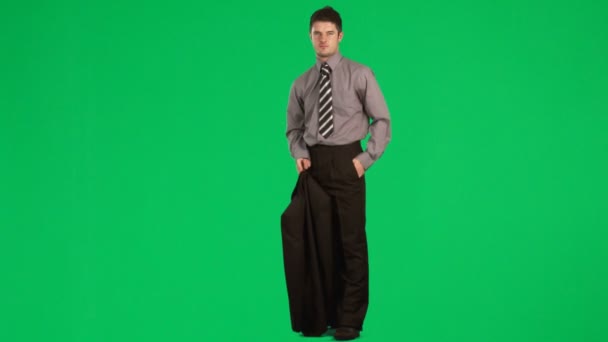 Businessman posing with his jacket against green screen — Stock Video