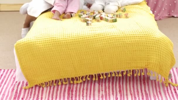 Panorama de la mère et des enfants jouant des cubes de jouets dans la chambre — Video