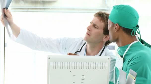 Хирург и доктор смотрят на рентген — стоковое видео