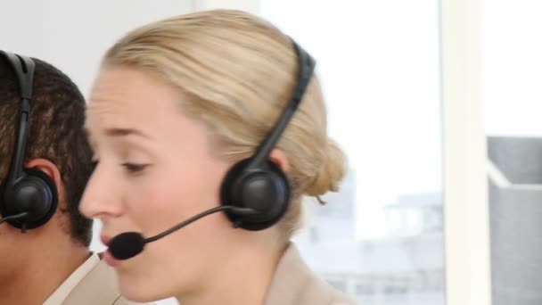 Imprese che lavorano in un call center — Video Stock