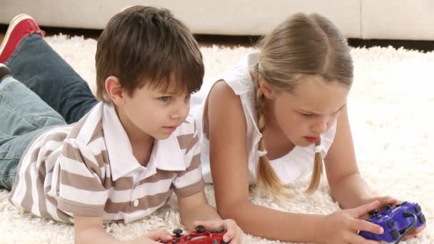 Siblings playing video games in living-room — Stock Video