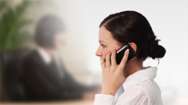 Mujer de negocios hablando en su teléfono móvil — Vídeo de stock