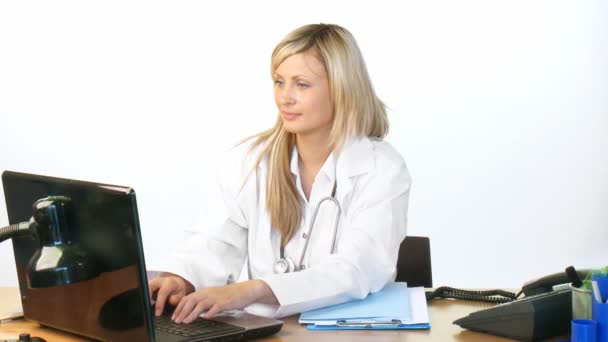 매력적인 금발 의사 병원 사무실에서 노트북을 사용 하 여 — 비디오