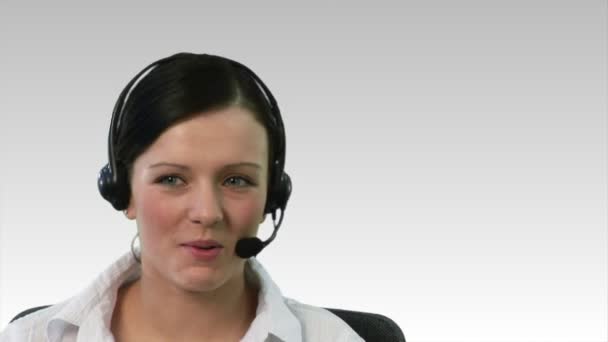 Affärskvinna på ett headset — Stockvideo