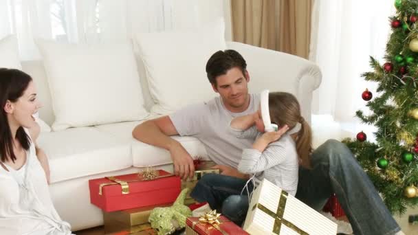 Pais e menina brincando com presentes de Natal — Vídeo de Stock