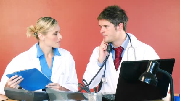 Médecins travaillant au bureau et parlant au téléphone — Video