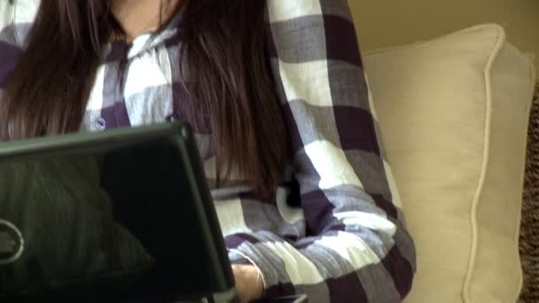 Задоволена жінка використовує ноутбук з гарнітурою на — стокове відео