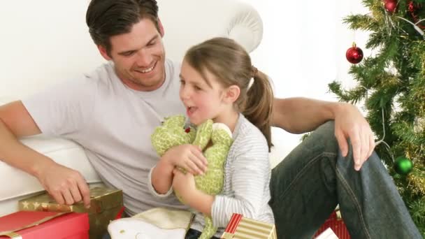 Padre e hija jugando con regalos de Navidad — Vídeo de stock