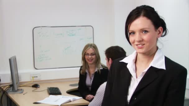 Mujer mostrando liderazgo en un equipo de negocios — Vídeo de stock