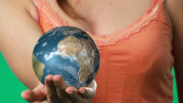 Chroma filmagem chave de uma mulher segurando um globo — Vídeo de Stock