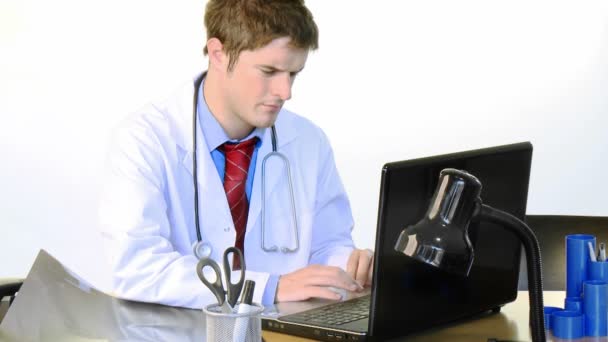 Bir doktor bir bilgisayar görüntüleri üzerinde çalışmak — Stok video