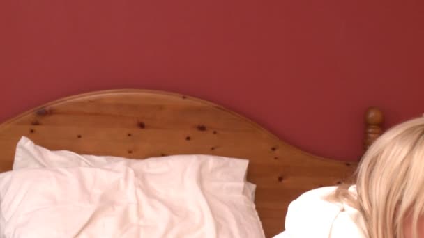 Entzückende Frau am Telefon im Bett liegend — Stockvideo