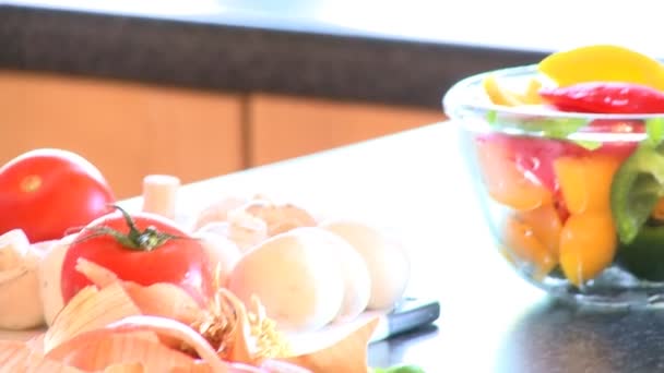 Yakın çekim kadın kesim soğan — Stok video