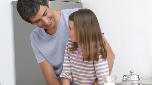Far och dotter med frukost — Stockvideo