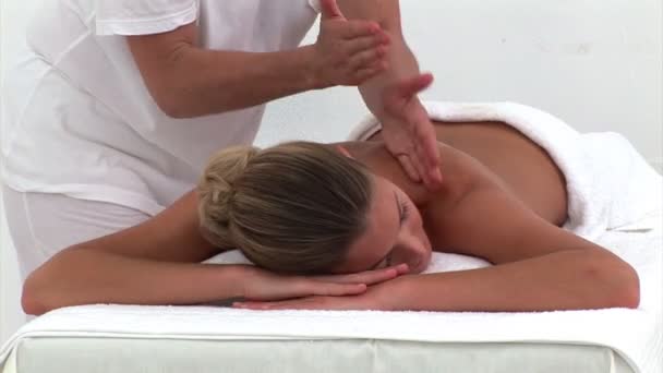 Rustige vrouw genieten van een rug massage — Stockvideo