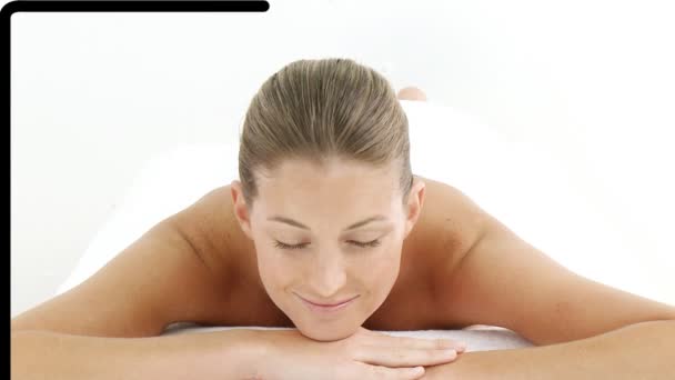 Montagem de uma mulher bonita relaxando em um centro de spa em HD — Vídeo de Stock