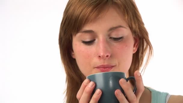 Vrouw die een kop koffie drinkt — Stockvideo