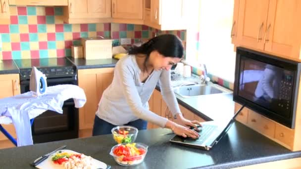 Mujer abrumada trabajando y cocinando en la cocina — Vídeos de Stock