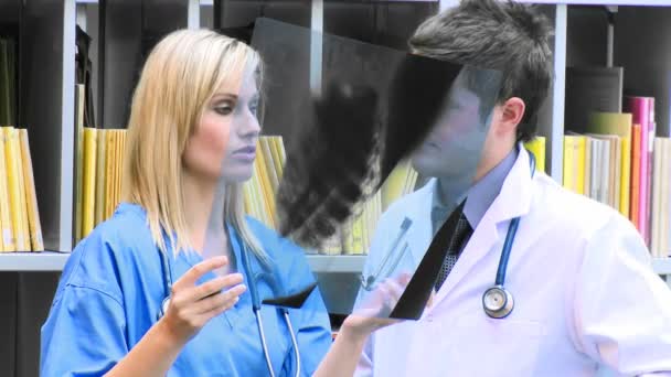 병원 장면에서 이야기 하는 여성 및 남성 의사 — 비디오