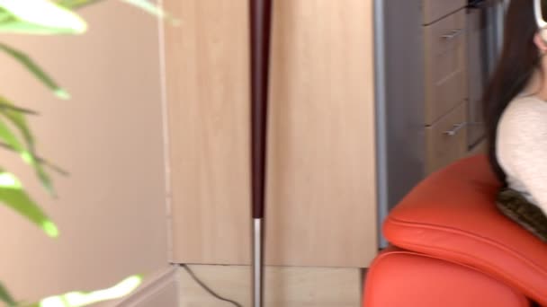 Jolie femme avec casque sur l'utilisation d'un ordinateur portable — Video
