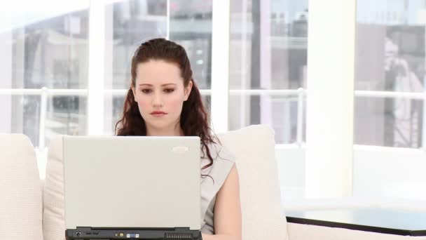 Серьезная деловая женщина, работающая за ноутбуком — стоковое видео