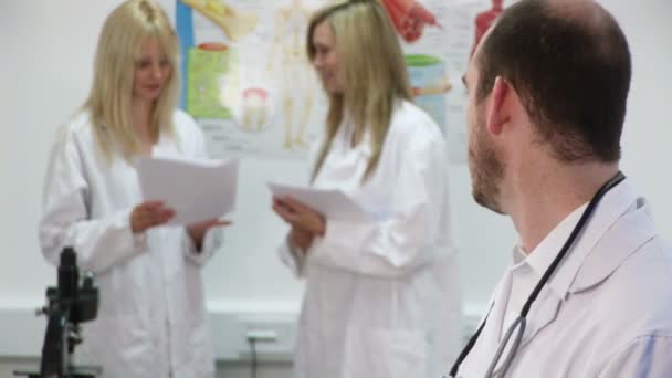 Un equipo de científicos trabajando en un laboratorio — Vídeos de Stock