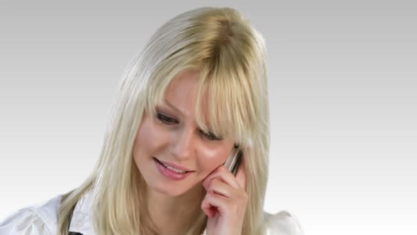 Aantrekkelijke blonde vrouw op de telefoon — Stockvideo