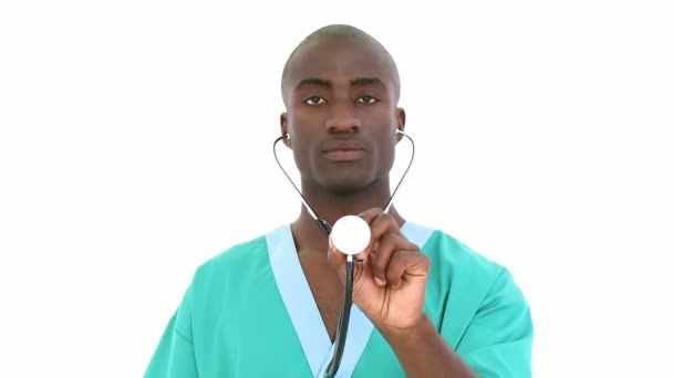 Médecin Etnic tenant un stéthoscope — Video